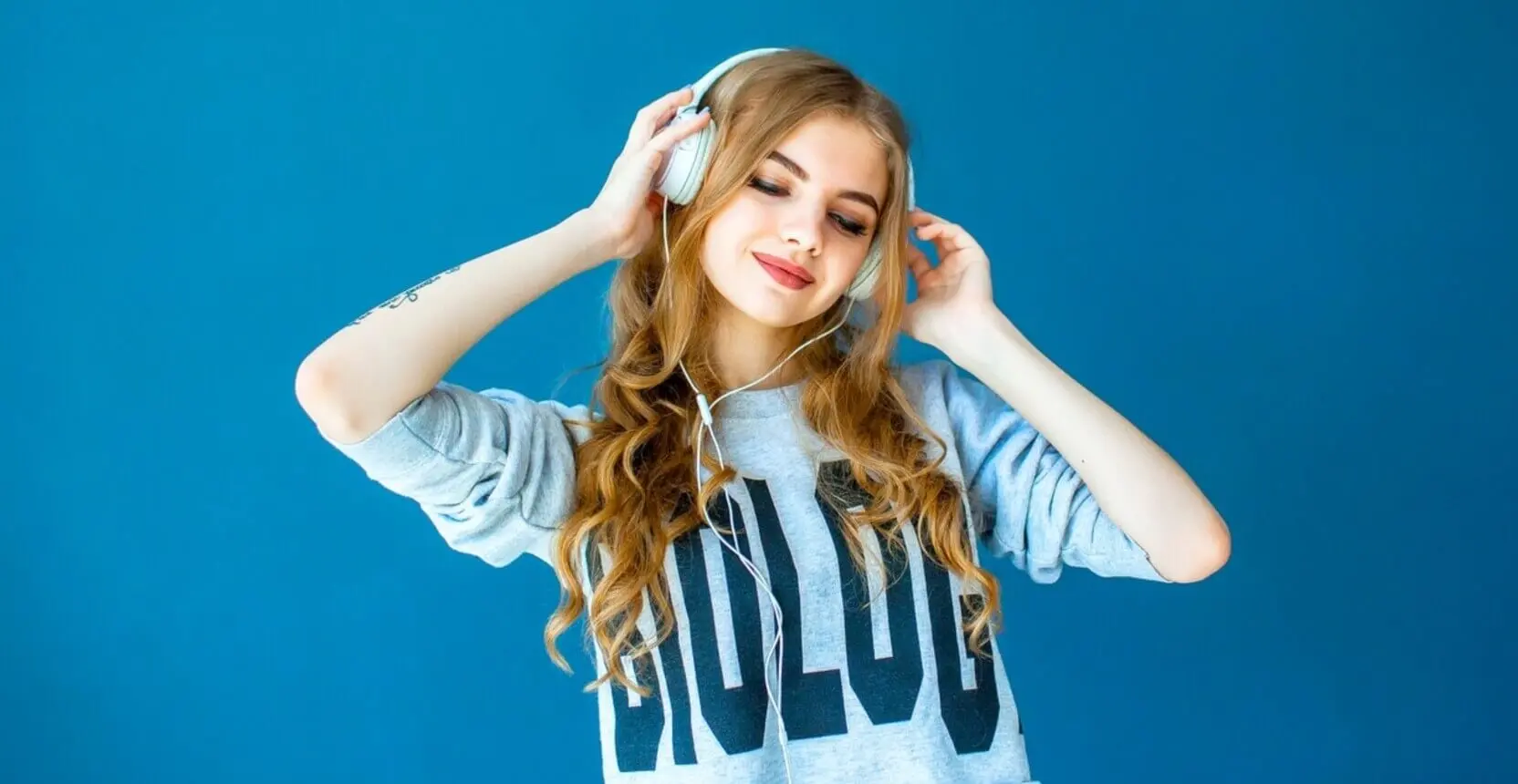 Femeie ascultând muzică la căști