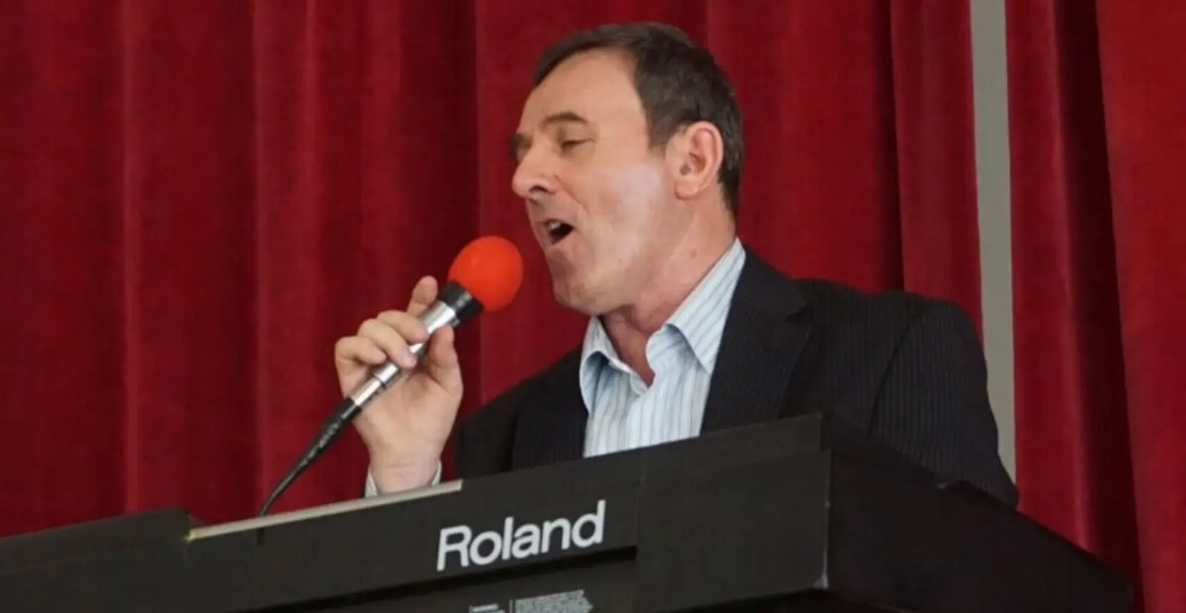 Gheorghe Iovu cântând la pian