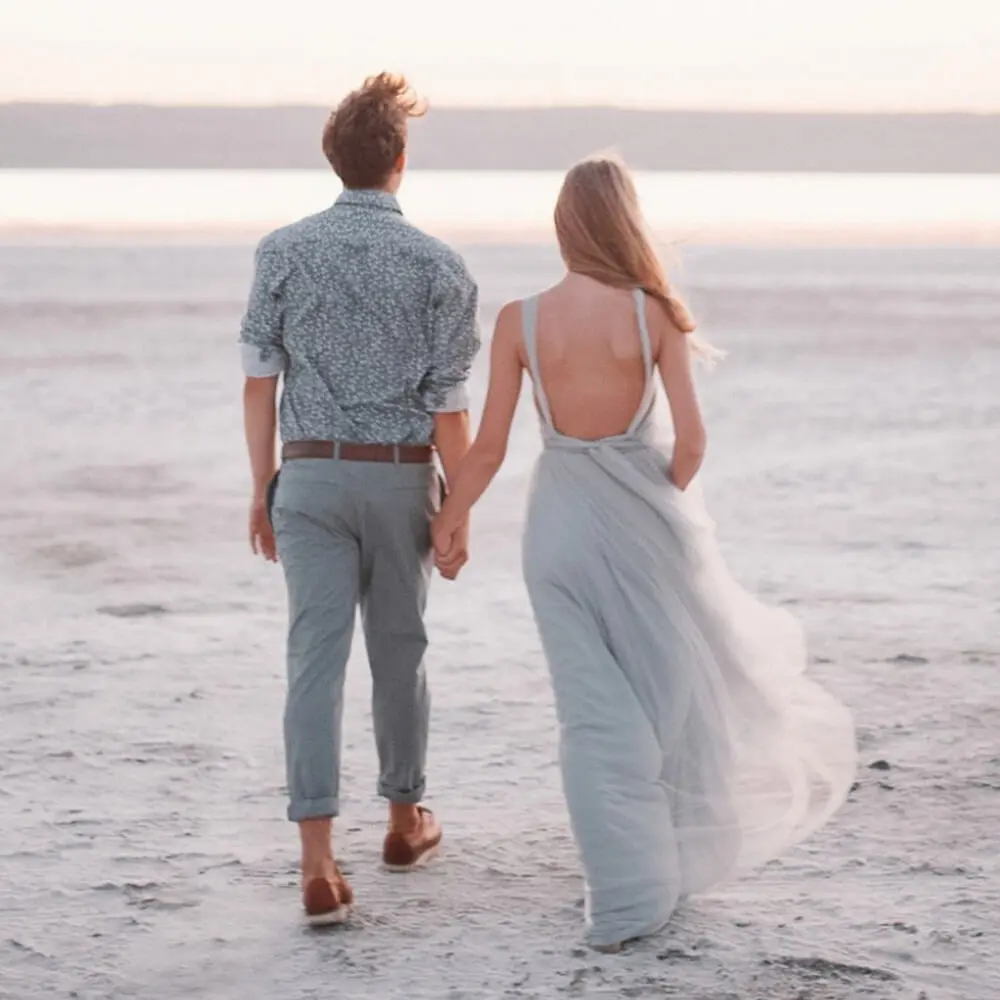 Un cuplu discutând pe o canapea