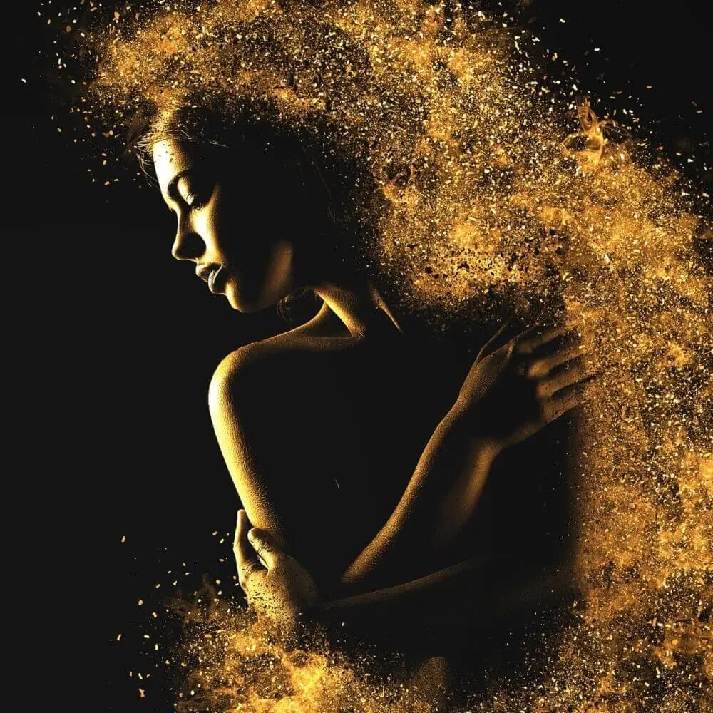 Femeie zâmbind, simbolizând redescoperirea feminității